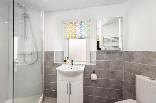 White en-suite bathroom