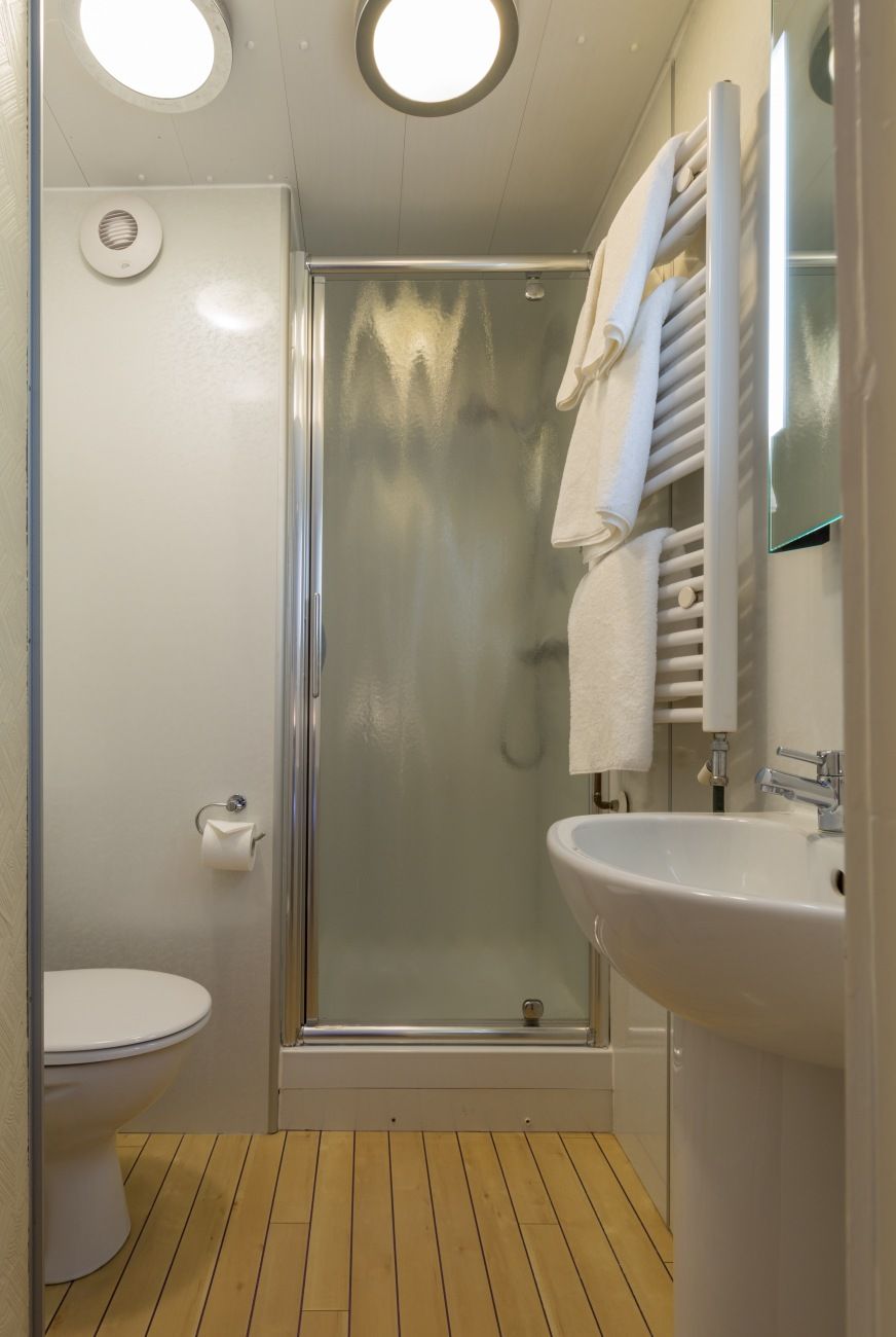 En-suite bathroom with shower