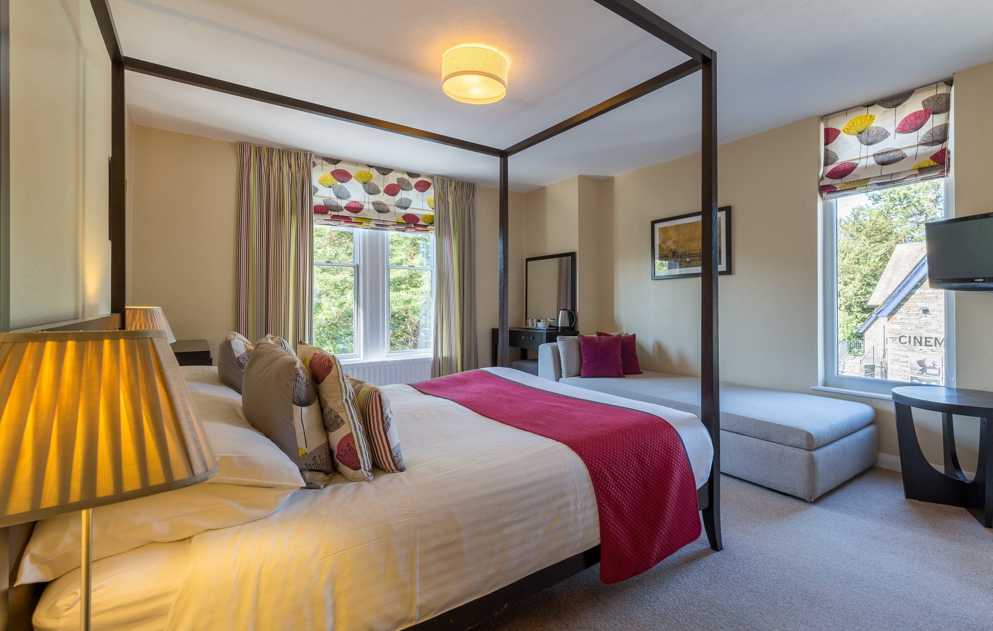 Four-poster bedroom, guest photo